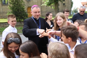 biskup robert chrząszcz i dzieci z oazy